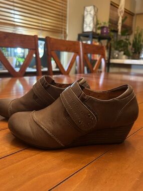 Taos Footwear Brown Leather Wedge Slip-On Shoes Size 6.5